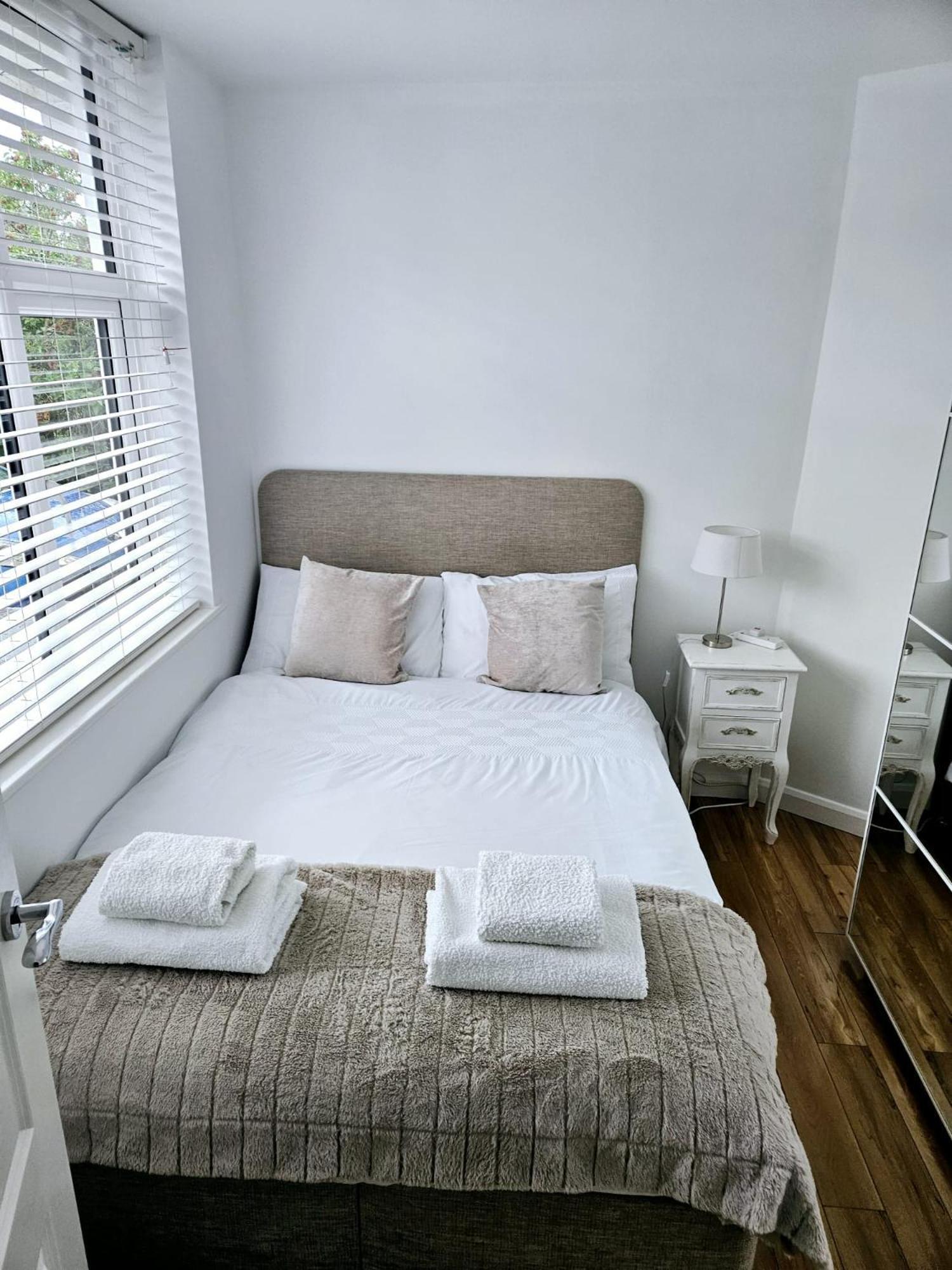 Knollmead House Villa Surbiton ภายนอก รูปภาพ
